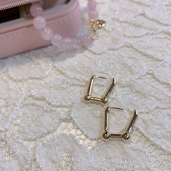 [🍍2 for $22] Gold Statement Earrings - Picture 4 of 5